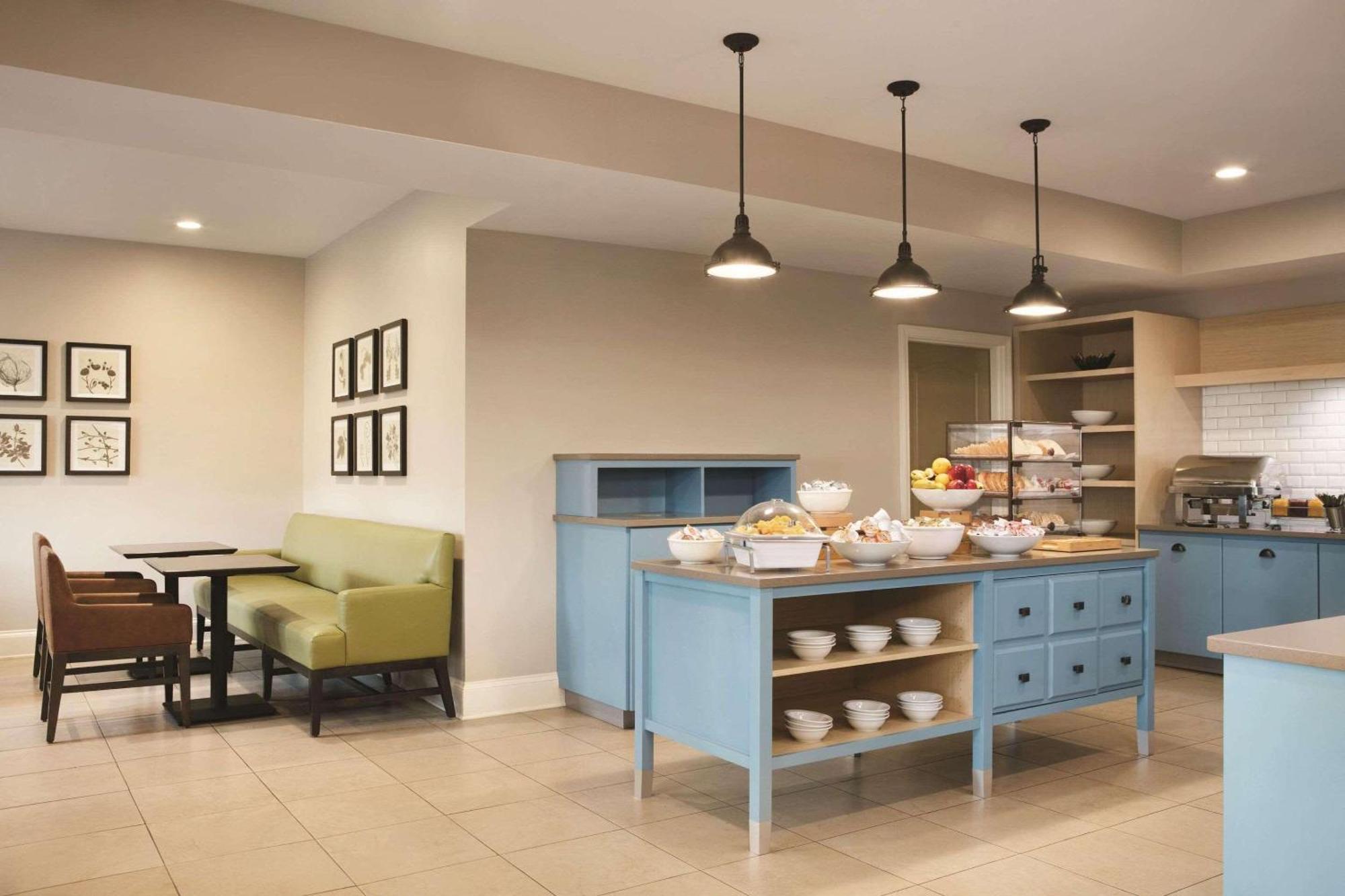 Country & By Radisson, Atlanta Airport North, Ga Hotel