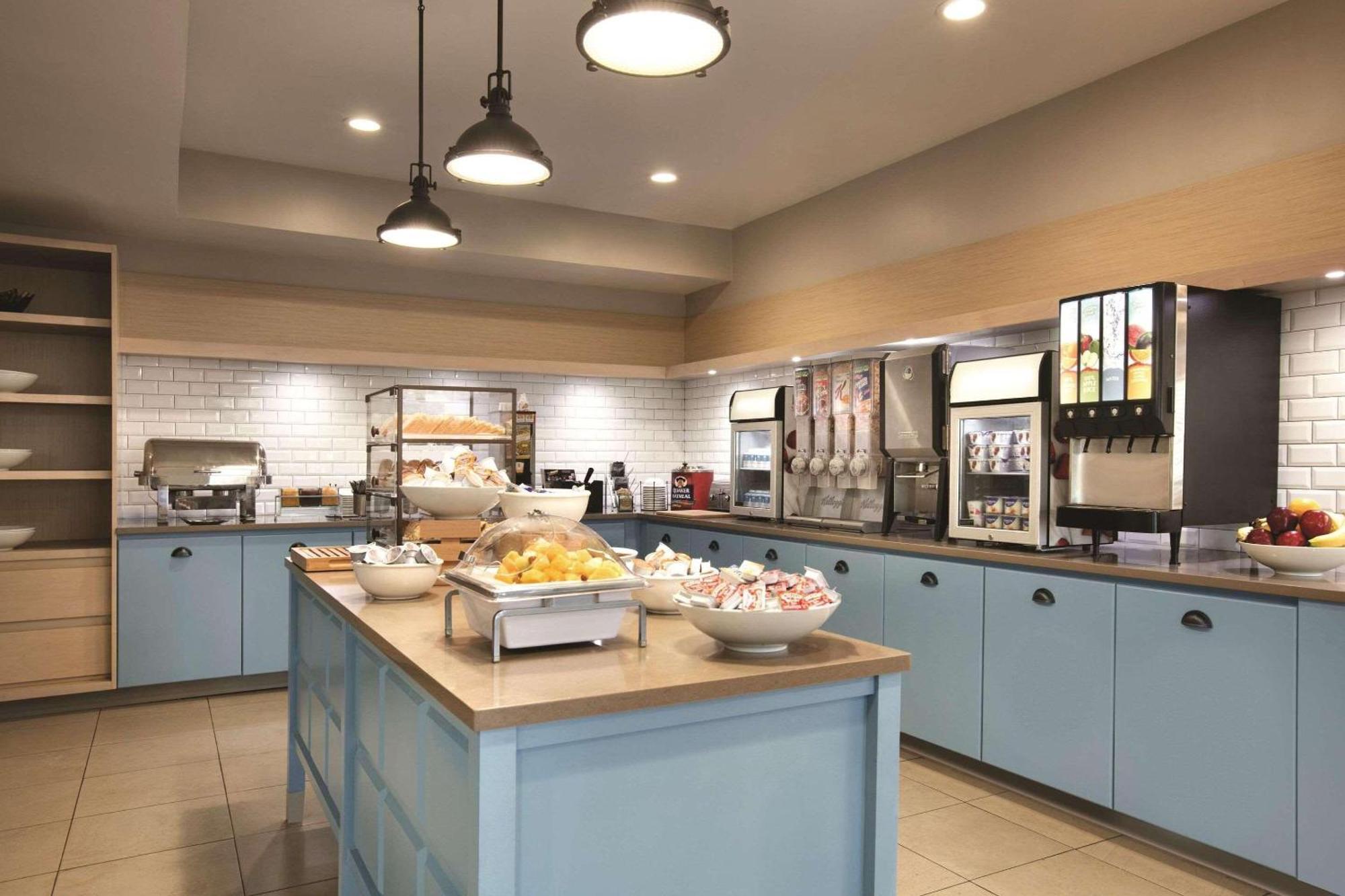 Country & By Radisson, Atlanta Airport North, Ga Hotel
